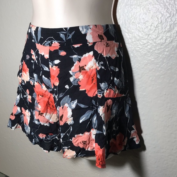 LF Rumor Boutique Floral Ruffle Shorts sz M - Picture 3 of 5